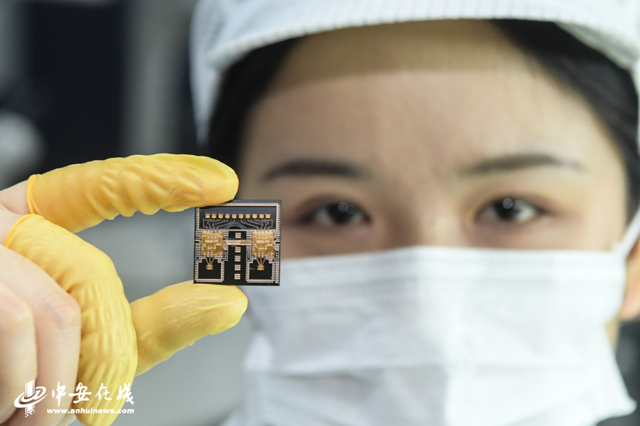2021年2月24日，记者走进中国电科芯片研发实验室，近距离感受安徽造高性能77GHz毫米波芯片及模组.jpg