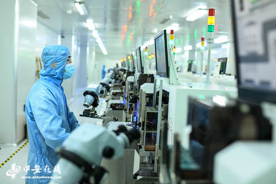 2021年4月24日，安徽省马鞍山经开区的东科半导体有限公司生产线上，工人正在生产芯片.jpg