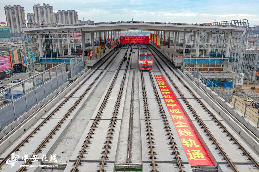 2021年12月28日上午，中国中铁滁宁城际一期工程轨通仪式在汊河镇特大桥建设现场举行，随着首趟轨道运行车顺利开出，标志着滁宁城际铁路一期工程二标全线轨通.jpg