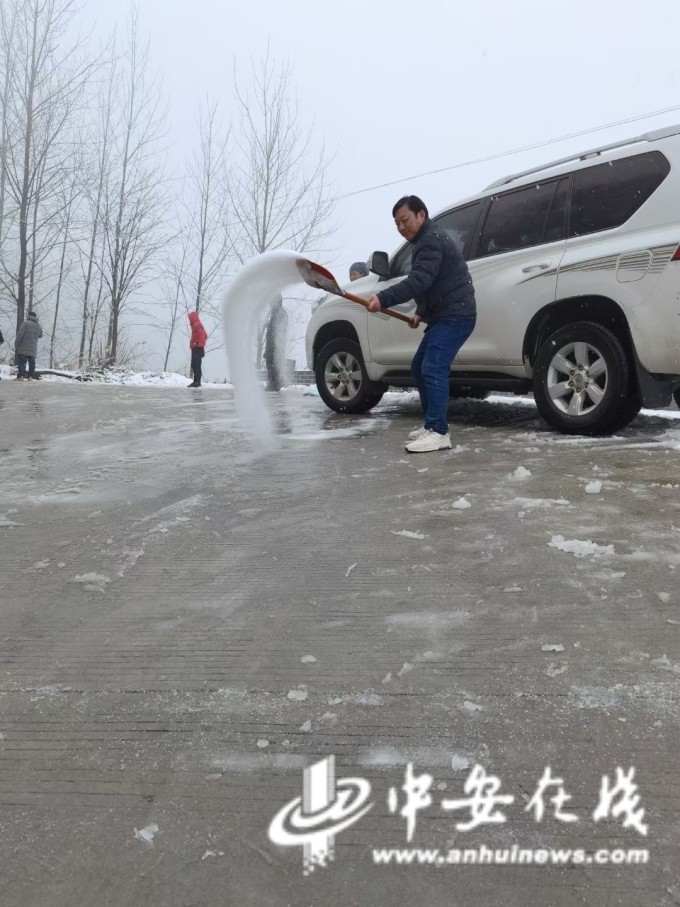 青山镇政府工作人员正在准备工业用盐清理路面积雪2.JPG