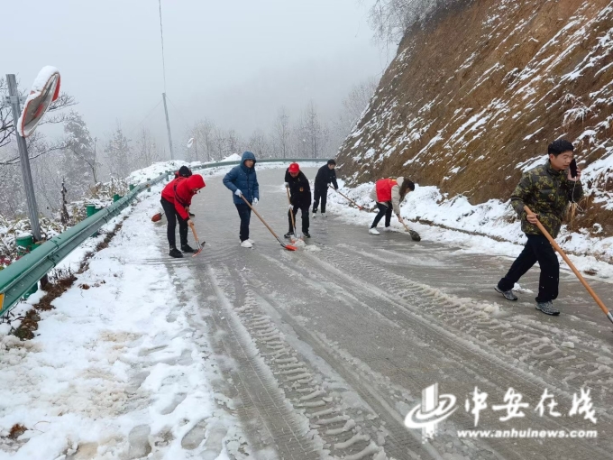 青山镇政府工作人员正在清理路面积雪.JPG