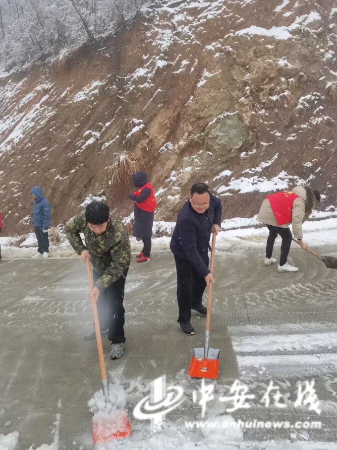 青山镇政府工作人员正在清理路面积雪2.JPG
