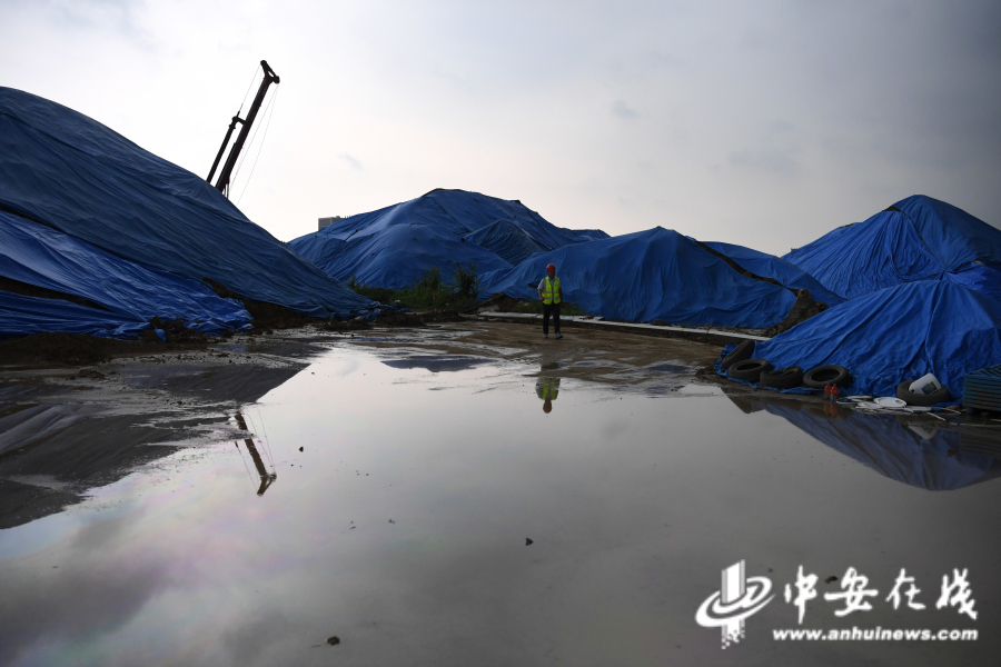 7月26日，在合肥市瑶海区原工业生产区域的污染土壤治理修复现场，工作人员经过修复完成后的土壤堆。.jpg
