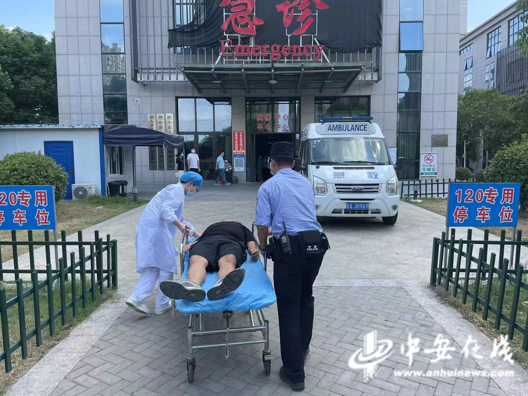 安徽肥东：男子驾车时突发疾病 民警火速送医为生命护航