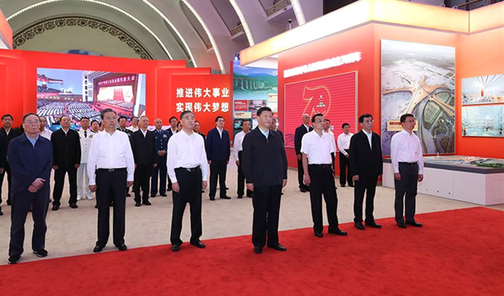 习近平等参观庆祝中华人民共和国成立70周年大型成就展