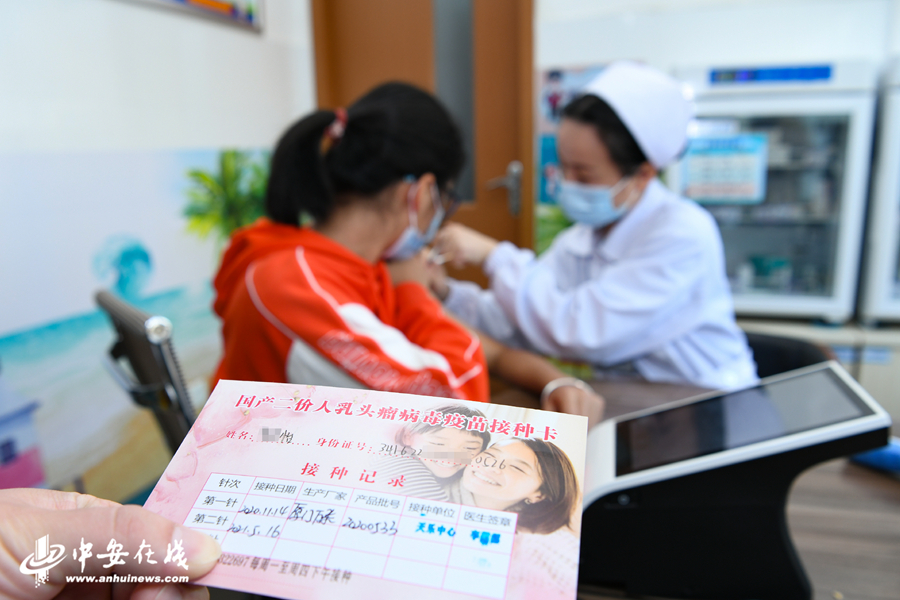 1、合肥市民在天乐社区卫生服务中心接种国产宫颈癌疫苗.JPG