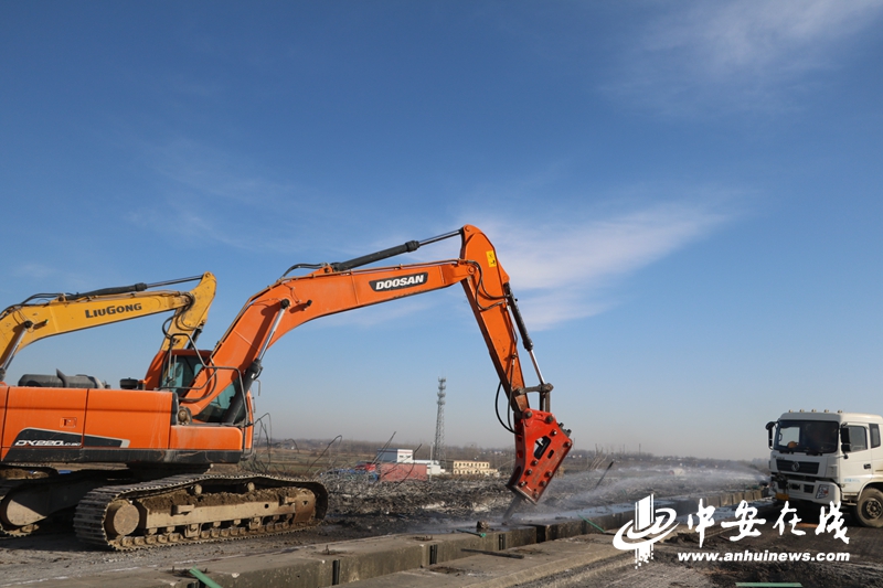 合肥至六安高速G40江淮运河大桥开始拆除2.JPG