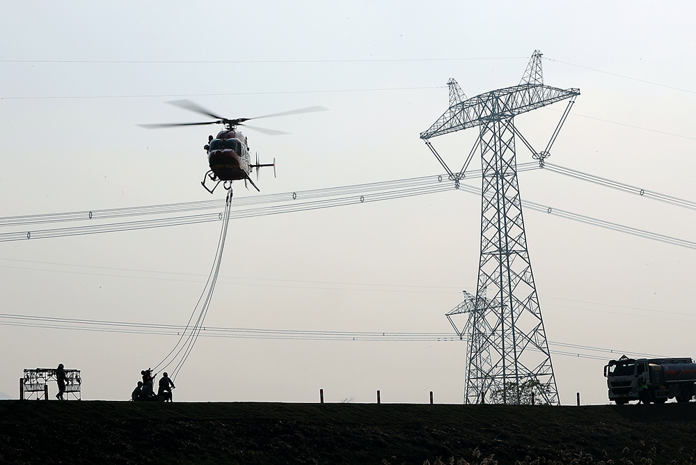 首次直升机吊篮法带电作业.jpg