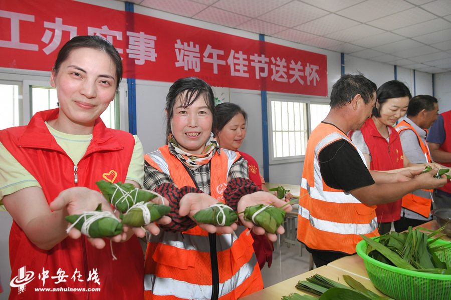 合肥轨道4号线5标项目工地志愿者和农民工一起包粽子。 (1).jpg