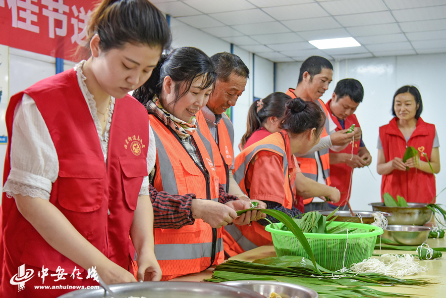 合肥轨道4号线5标项目工地志愿者和农民工一起包粽子。 (2).jpg