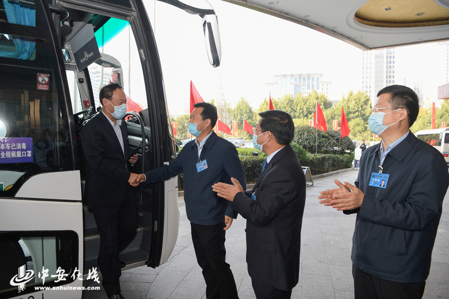 出席中国共产党安徽省第十一次代表大会的党代表陆续抵，在驻地受到热烈欢迎 (2).JPG
