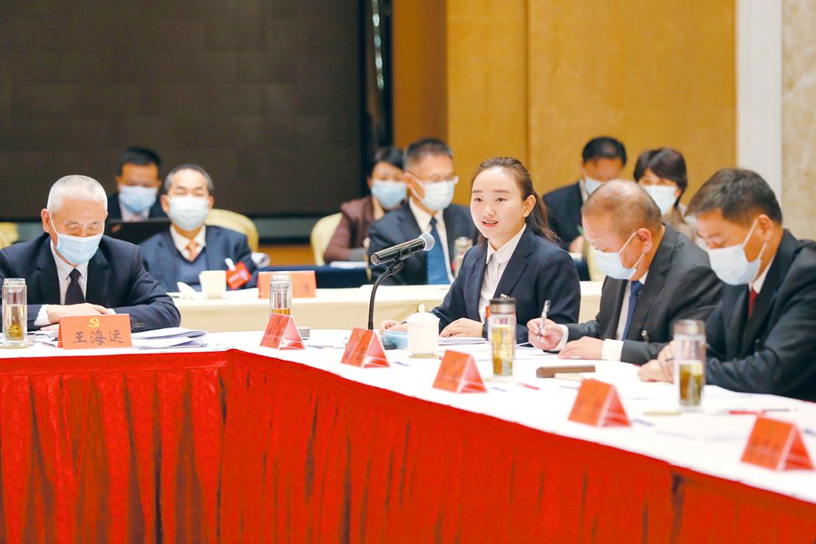 3  10月29日上午，亳州市代表团代表在审议省委报告。_副本.jpg
