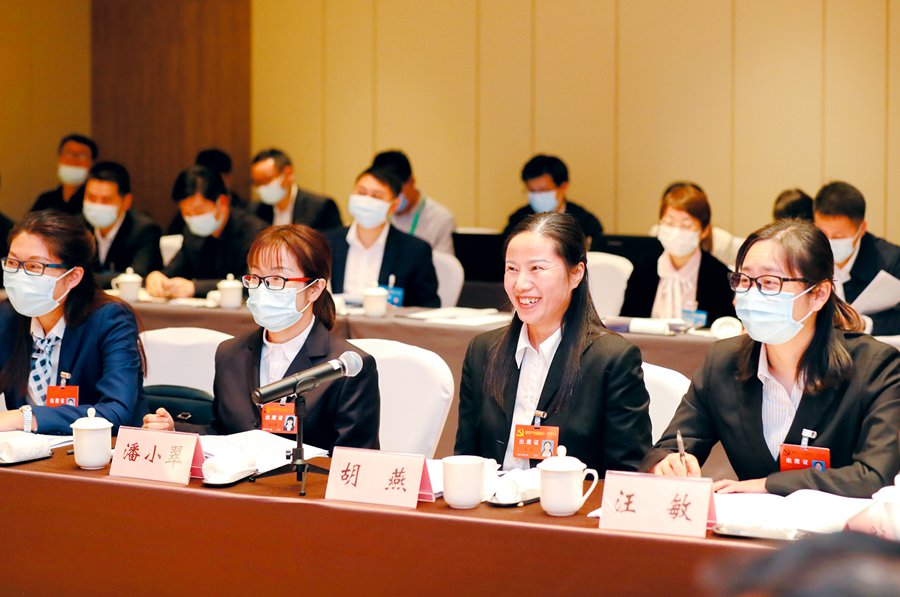 7  10月28日下午，淮南市代表团代表在审议省委报告。_副本.jpg