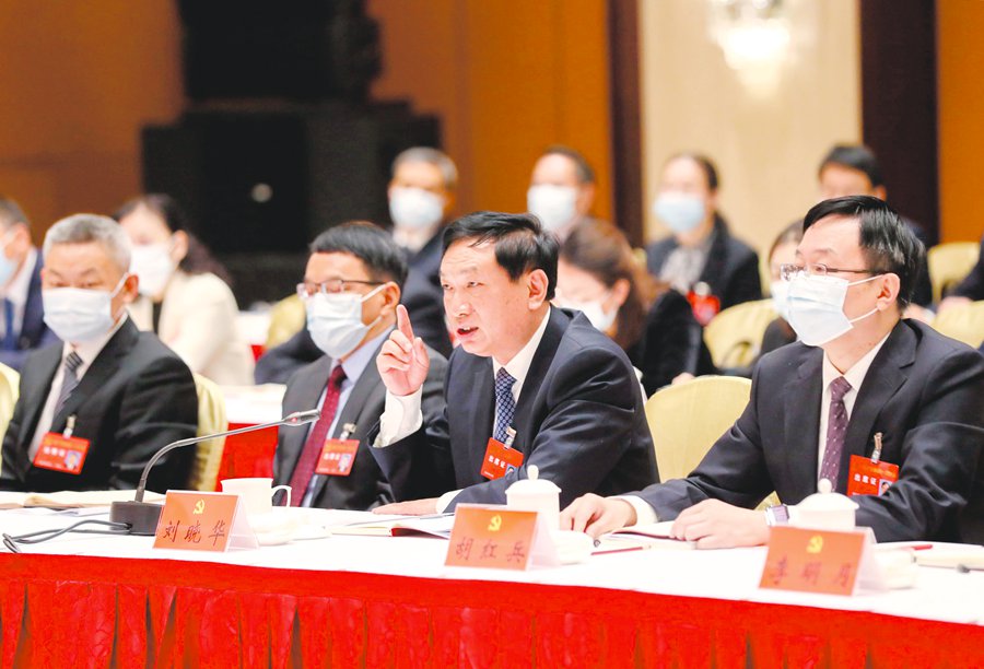 15  10月29日上午，安庆市代表团代表在审议省委报告。_副本.jpg