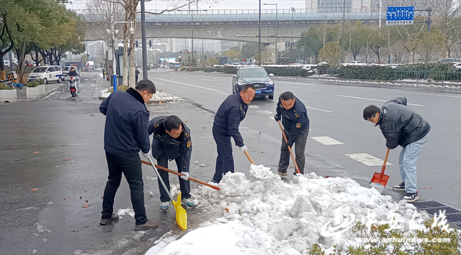 芙蓉社区城管执法中队队员正在铲除路面积雪.jpg