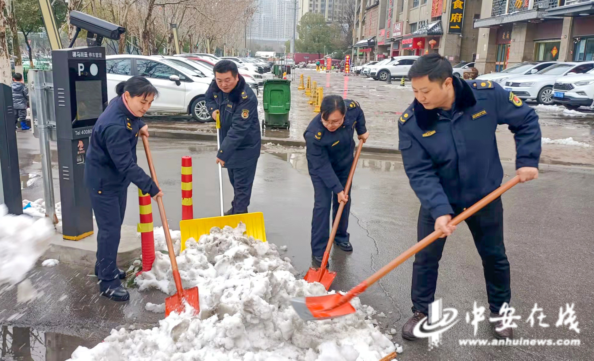 芙蓉社区城管执法中队队员正在铲除路面积雪 (5).jpg