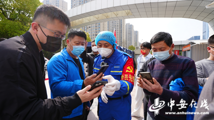 合肥市蓝天救援队队员刘晓东在协助市民挂号.JPG
