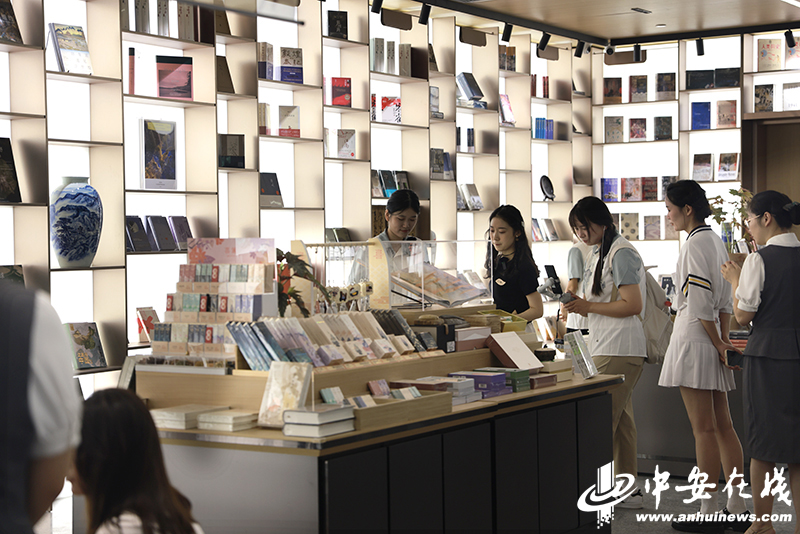 8月8日，合肥四牌楼新华书店完成迭代升级，正式以“元书局”之名面向市民开始试营业.jpg