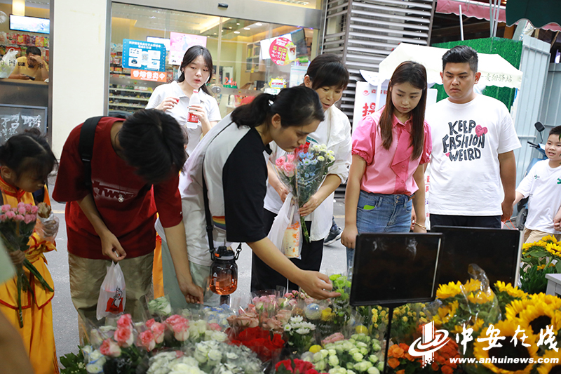 8月21日傍晚，在合肥市海卉花市，很多市民来选购鲜花，经营鲜花批发的门店生意都十分火爆.jpg