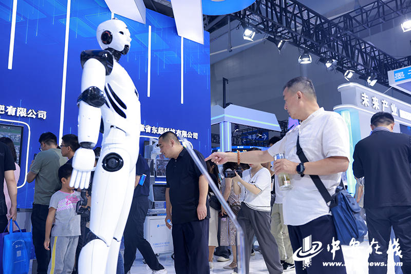 2023世界制造业大会上一款VR远程抓取机器人.JPG