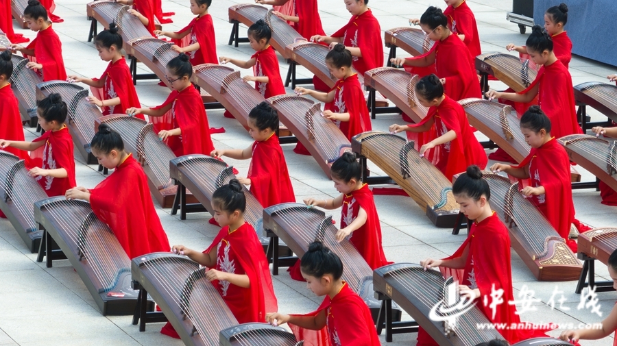 10月1日，安徽省六安市市民广场上，百名少年用古筝共同演奏《我的祖国》《今天是你的生日》《八月桂花遍地开》等乐曲，祝福祖国母亲的生日.jpg