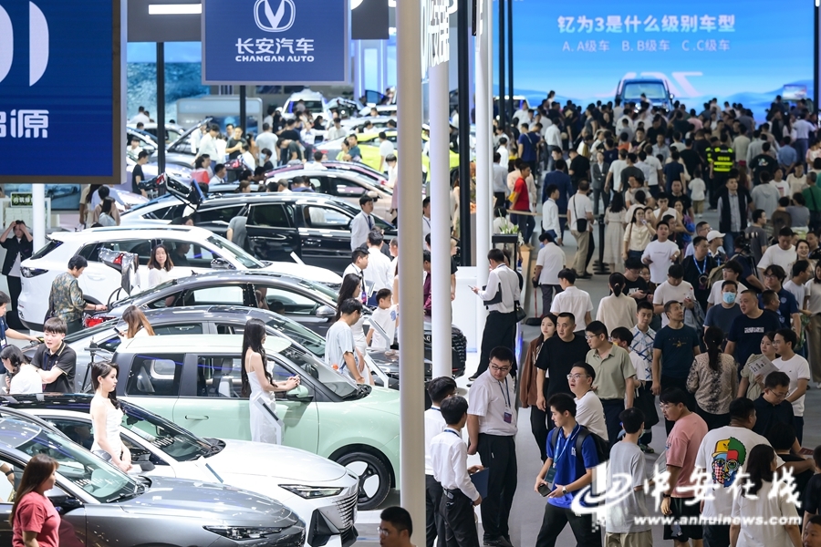 10月1日，合肥国际新能源汽车展览会现场热闹非凡.jpg