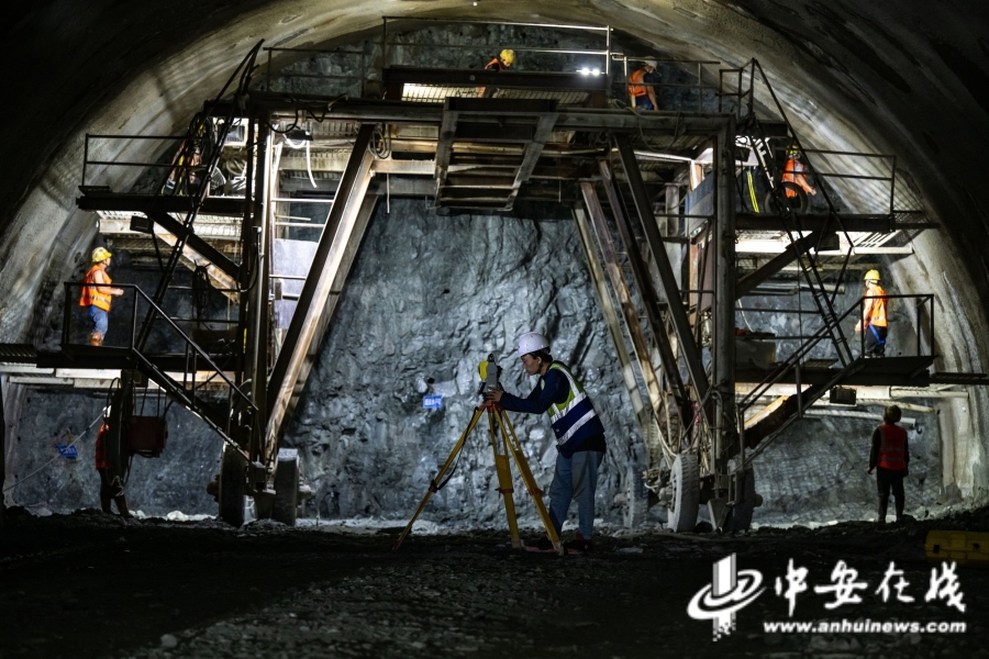 10月20日，巢马城际铁路4标大曹山二号隧道进口正在进行隧掌子面掘进.jpg