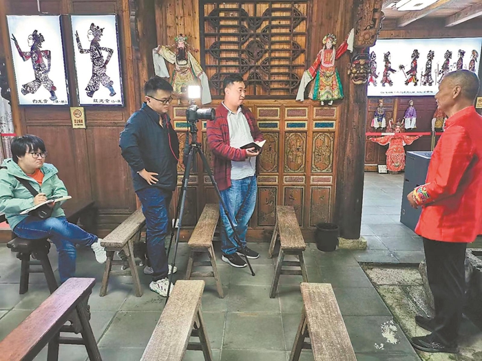安徽日报政治新闻中心记者方舢（左一）、李浩（左三），新媒体中心记者王珂（左二）在宣城市采访“法治家庭”建设工作。.jpg