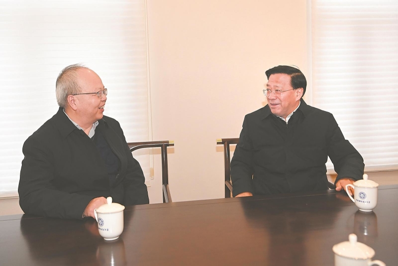 2月6日，省委书记韩俊来到中国科学技术大学，向俞汉青新当选为中国工程院院士表示诚挚祝贺。.jpg