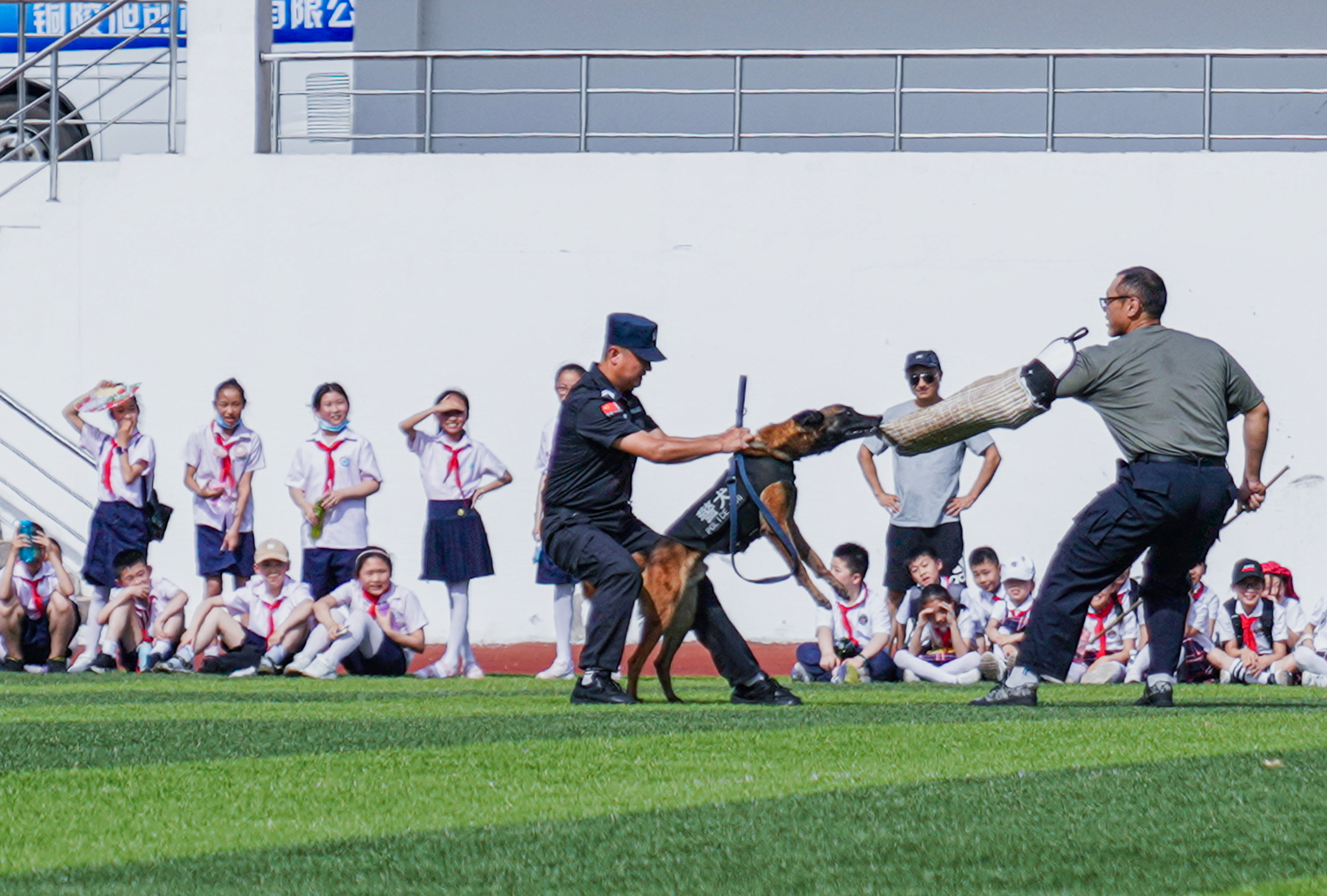 2021年5月31日，安徽省铜陵市公安局特警支队，特警为孩子们展示实战模拟演练。.jpg