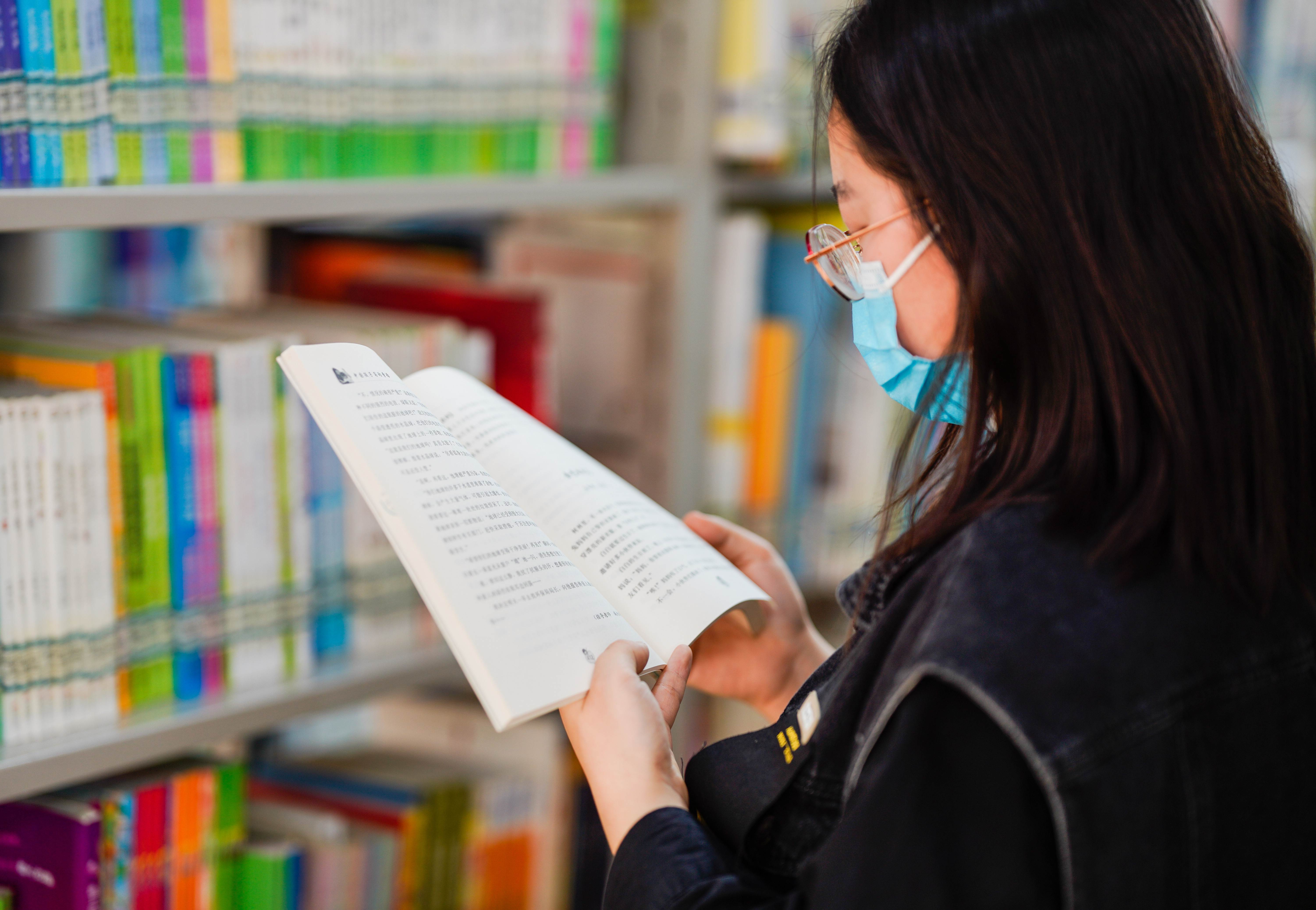 2022年4月19日，安徽省铜陵市郊区图书馆，读者沉浸于书香之中。.JPG