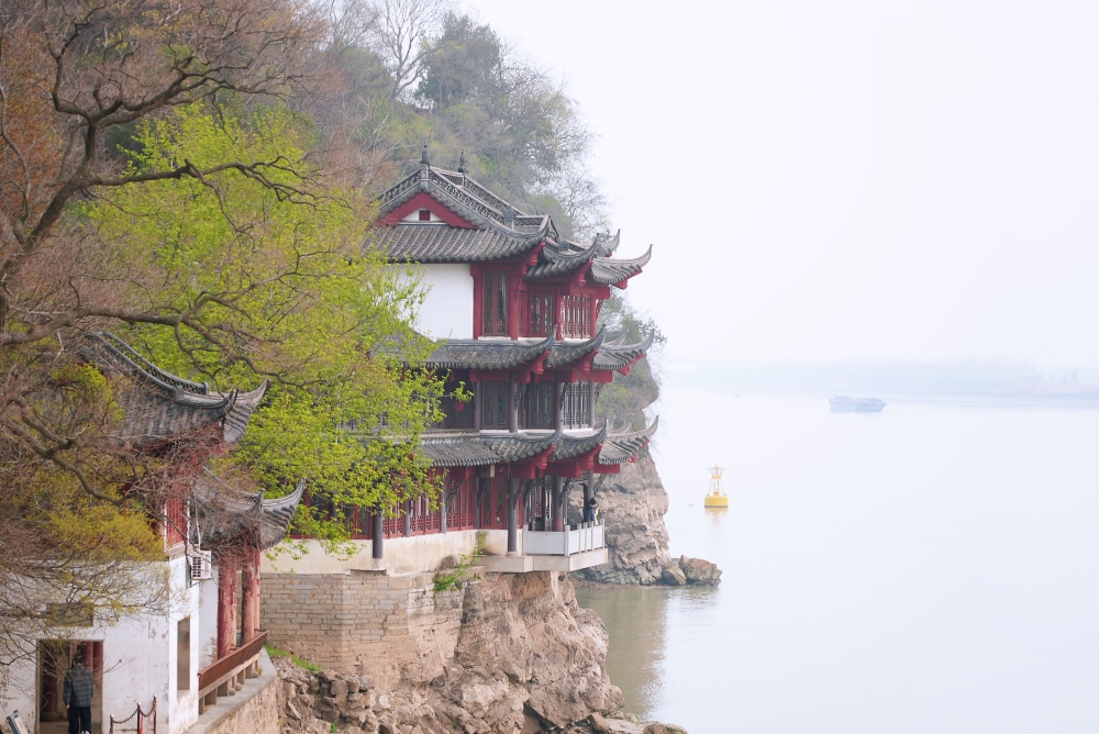 3月19日，西濒长江的采石矶，绝壁临江，水湍石奇，雄踞于江流之中，因其风光旖旎、人文荟萃被誉为“长江第一矶”.jpg